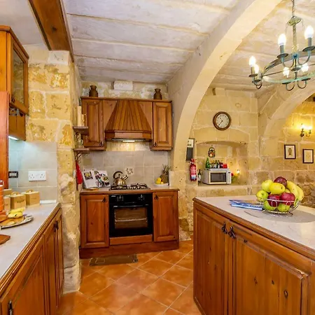 Wied Sara Holiday Victoria